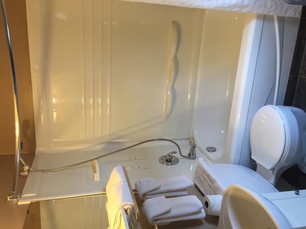 King'S Hotel & Motel By Elevate Rooms Shaunavon Екстер'єр фото